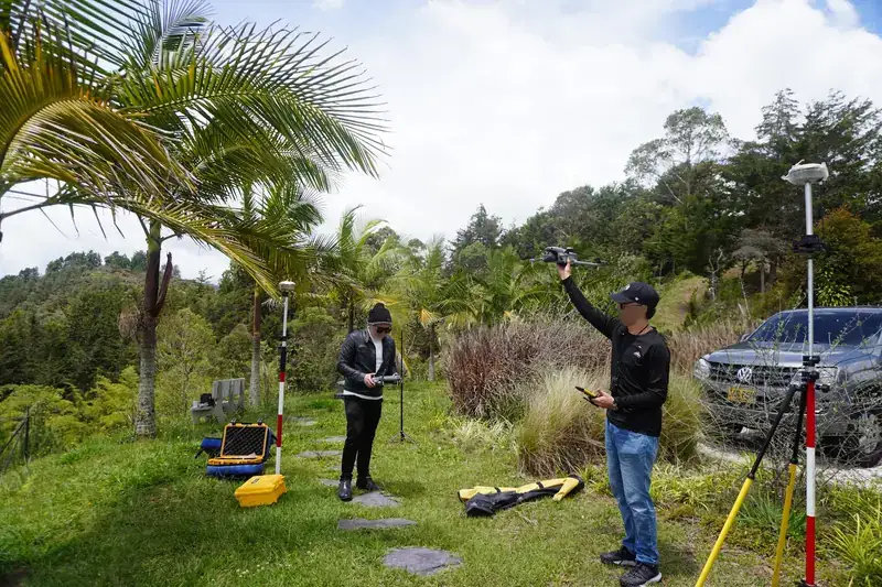 Equipos GNSS RTK para levantamientos topográficos con drones