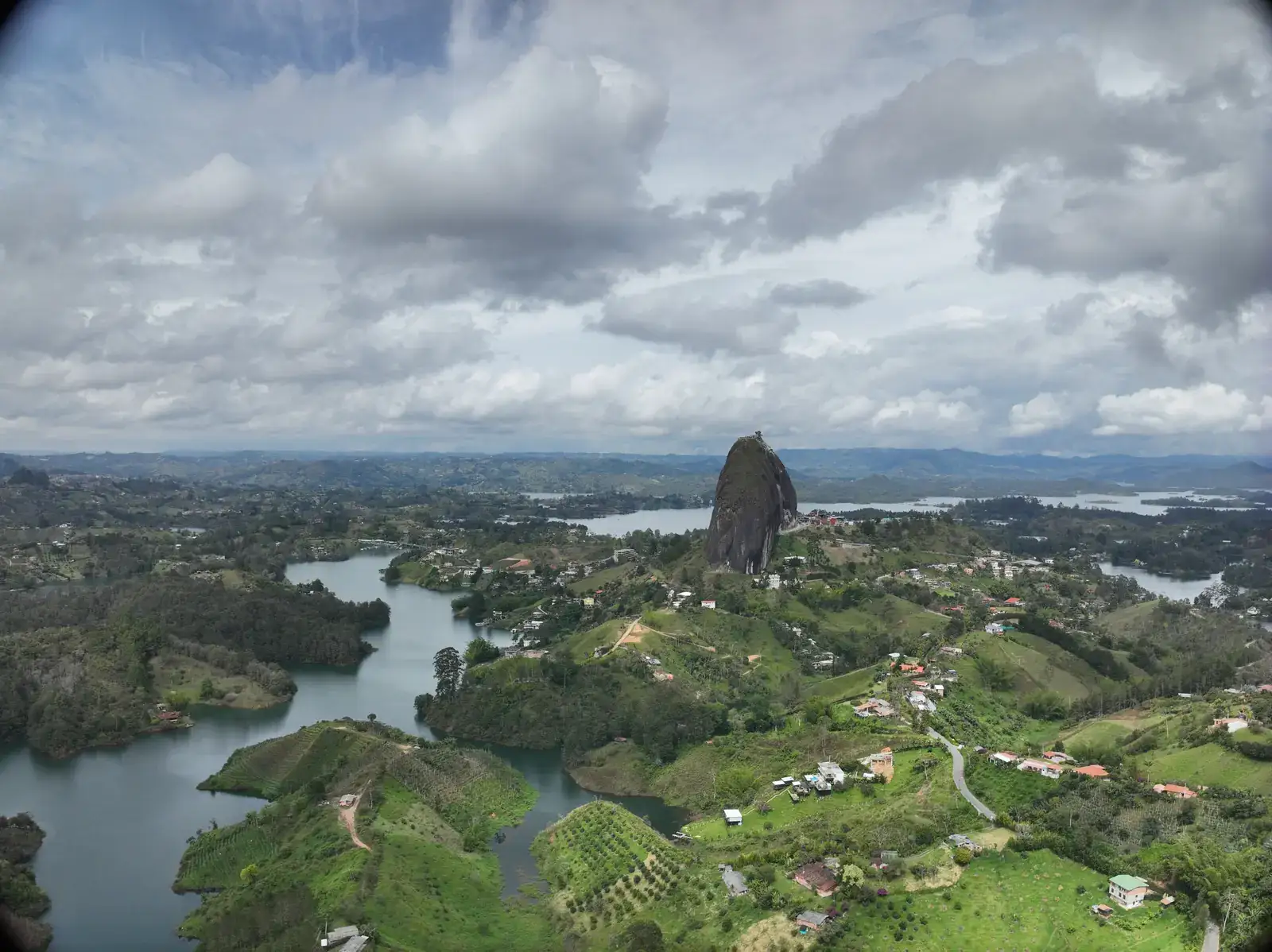 Vista aérea con dron sobre el Peñol de Guatapé, Oriente Antioqueño, Colombia