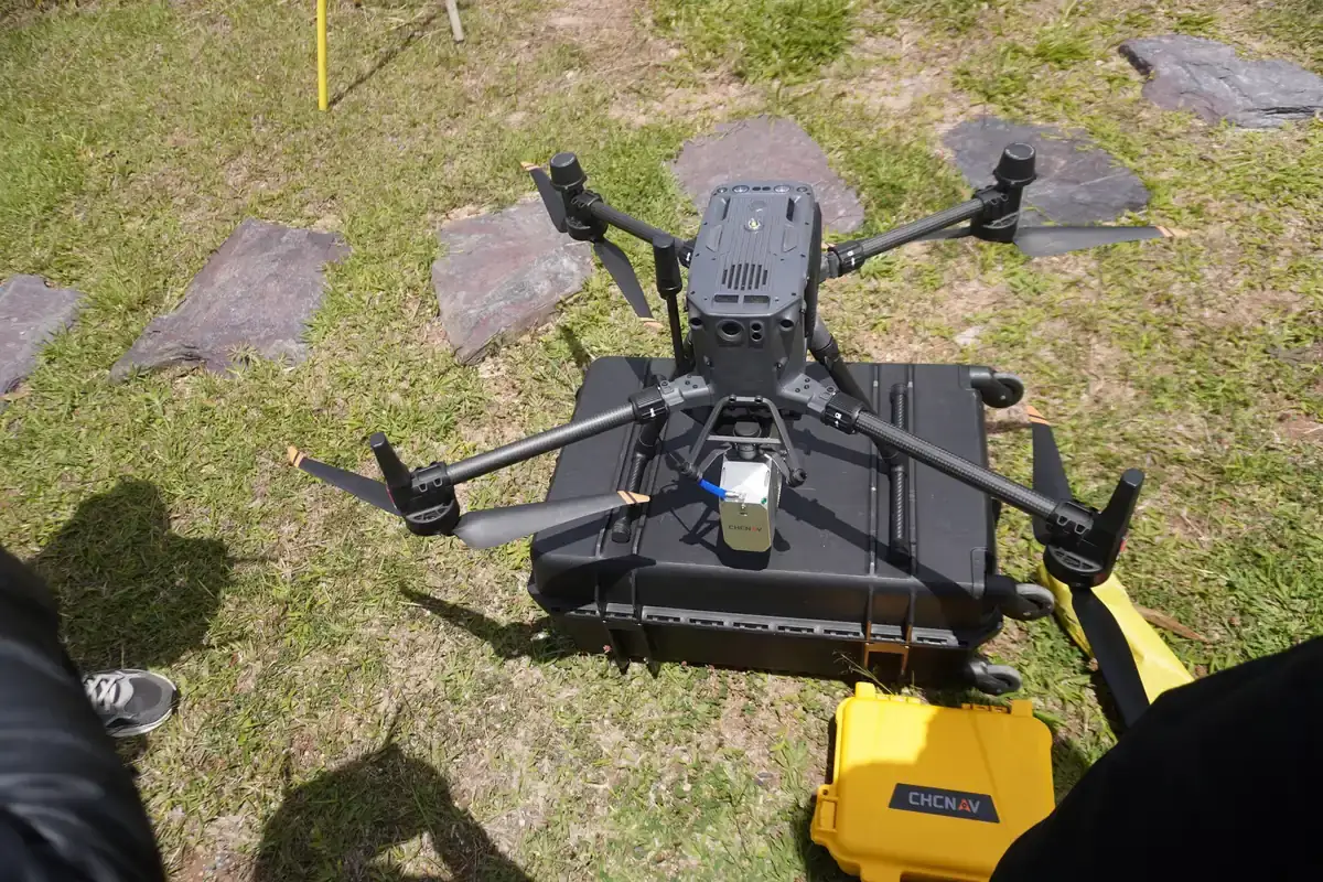Dron DJI Matrice con sensor LiDAR listo para una misión de mapeo