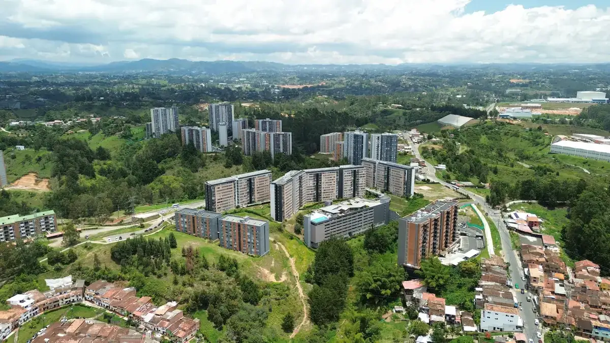 Vista aérea con dron de un sector residencial con edificios, vías y terrenos vecinos